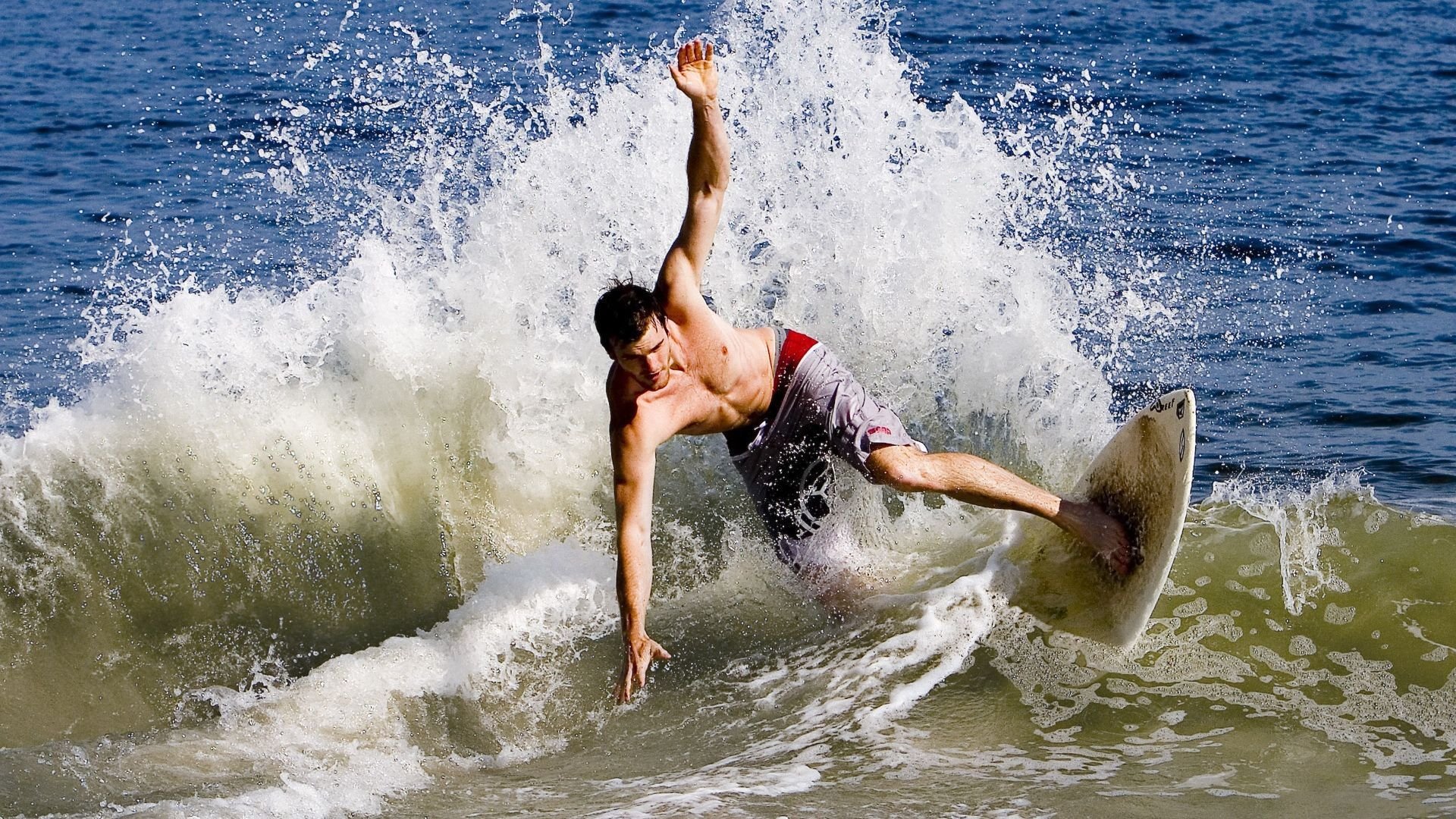 “英超最后冲刺，榜首球队全员迎战强敌”，英超最后一轮分析